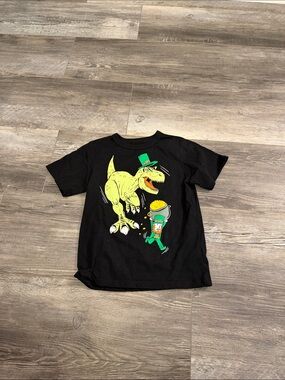 Place Black Kids T-Shirt with Green Dino and Leprechaun Graphic
